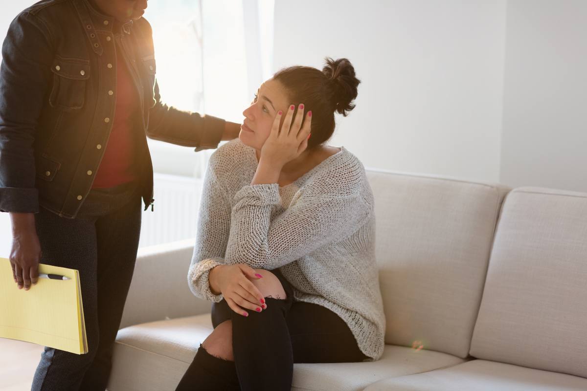 Mental health professional counseling her patient - tranquilshores.org
